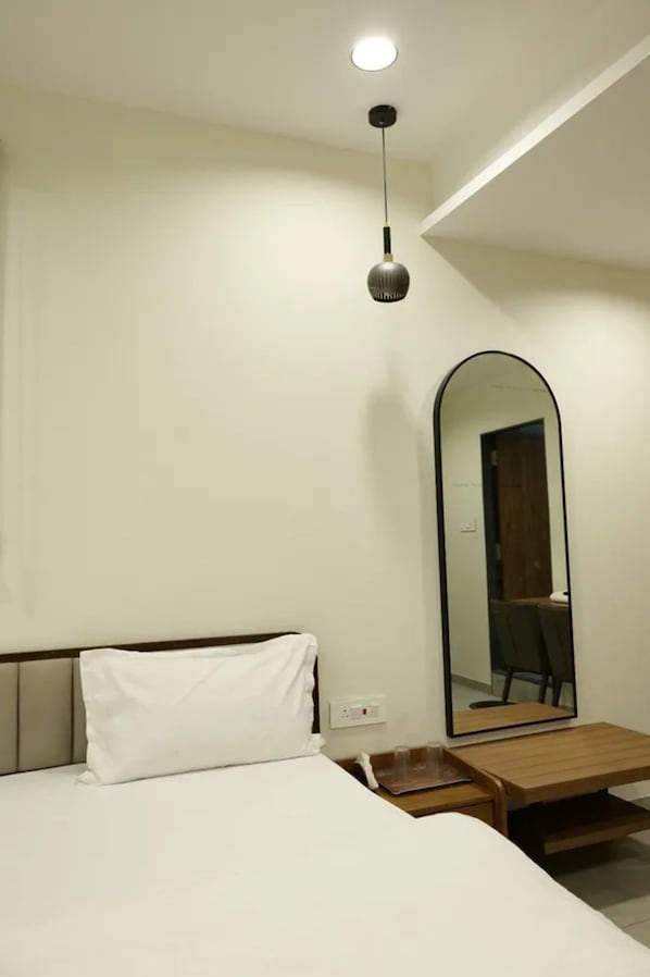 Egyptian cotton sheets, premium bedding, in-room safe, free WiFi - Fabhotel Elixir Inn (Surat)