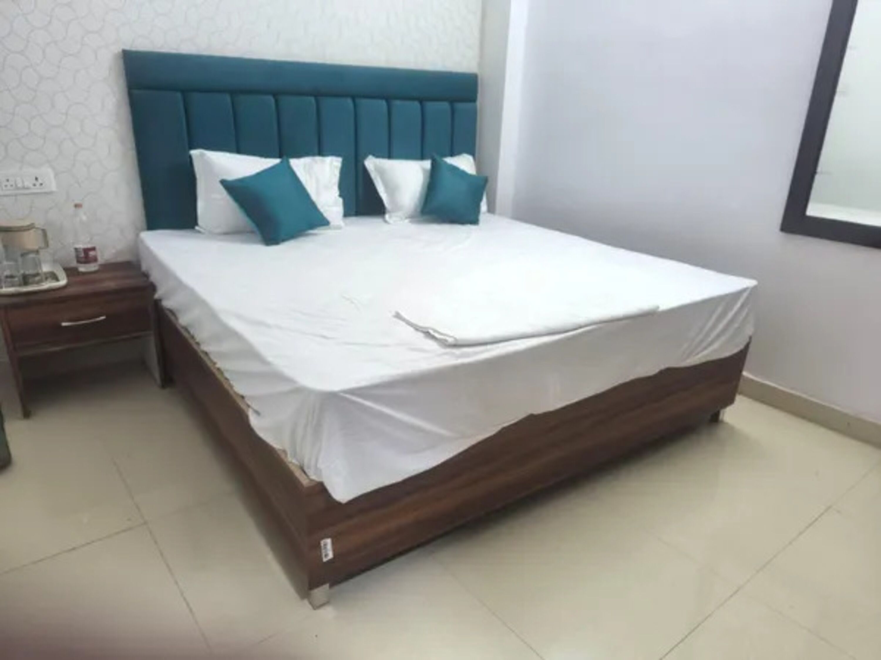 Egyptian cotton sheets, premium bedding, in-room safe, free WiFi