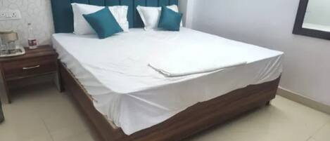 Egyptian cotton sheets, premium bedding, in-room safe, free WiFi