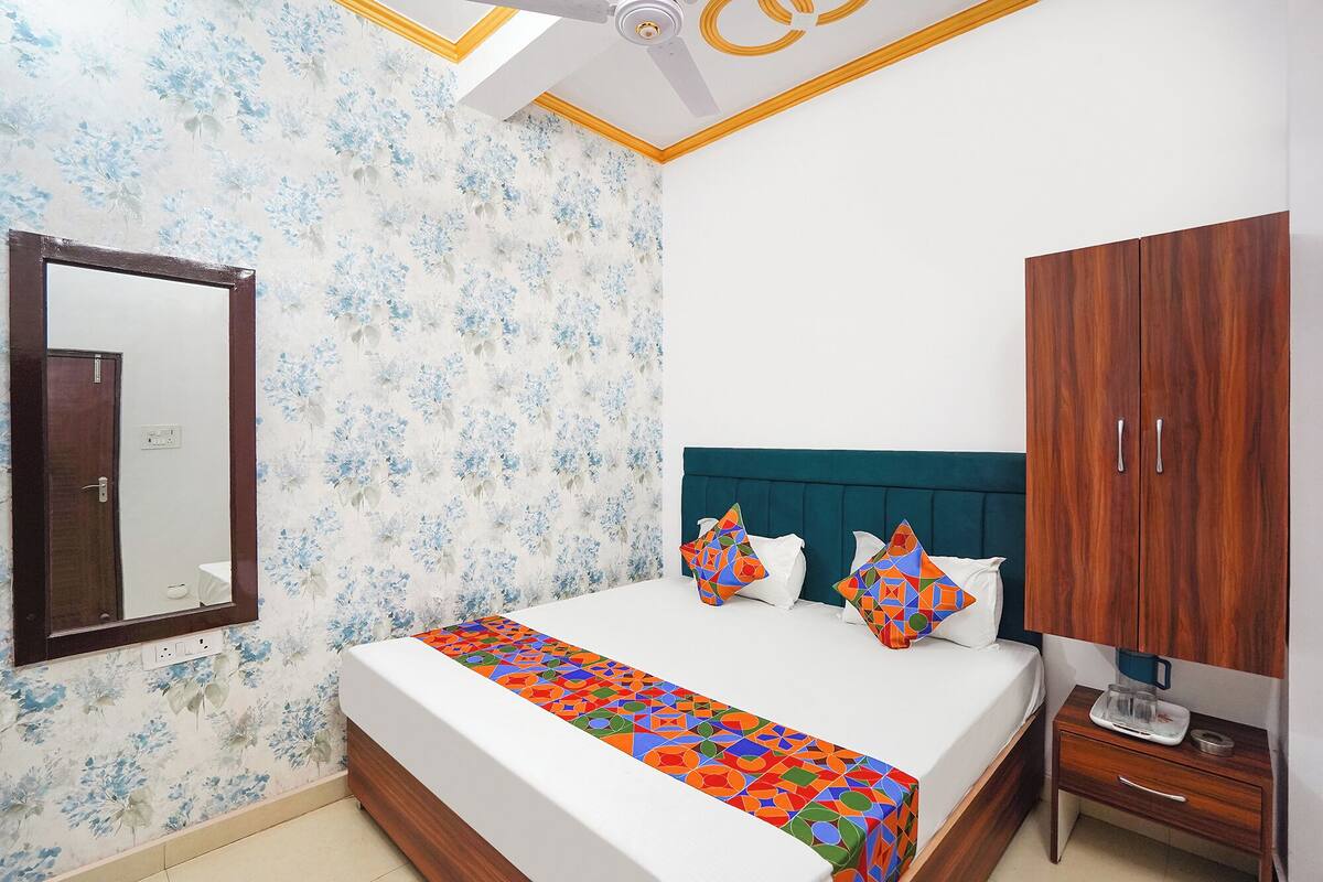 ملاءات من القطن المصري وأغطية فراش متميزة وخزنة داخل الغرفة