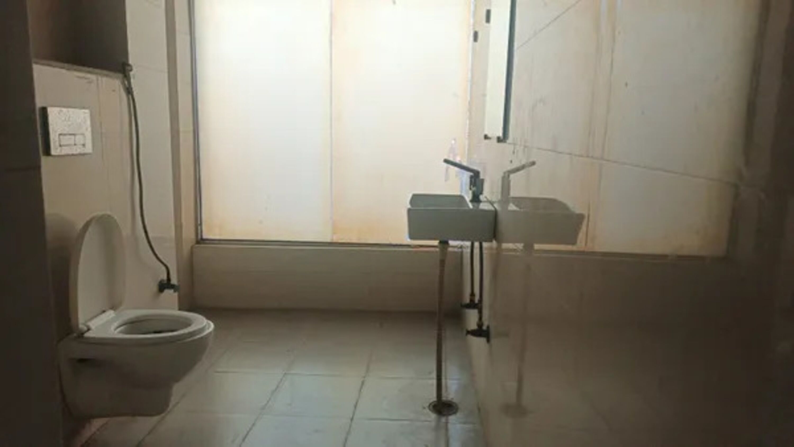 Shower, rainfall showerhead, free toiletries, towels