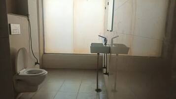 Shower, rainfall showerhead, free toiletries, towels