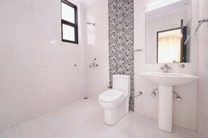 Douche, douche à « effet pluie », articles de toilette gratuits