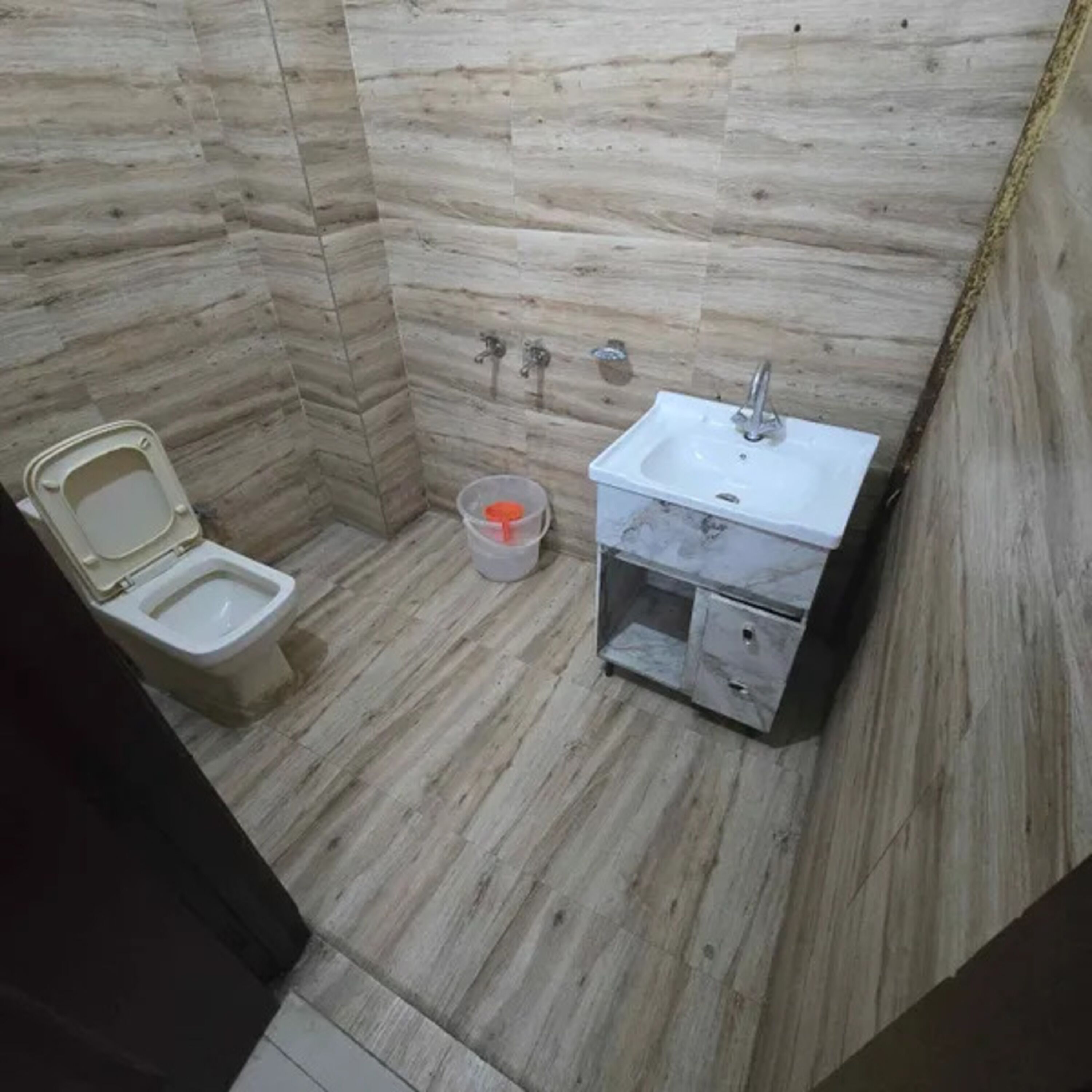 Deluxe Room | Bathroom | Shower, rainfall showerhead, free toiletries, towels