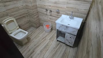 Deluxe Room | Bathroom | Shower, rainfall showerhead, free toiletries, towels