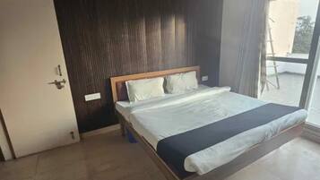 Egyptian cotton sheets, premium bedding, in-room safe, free WiFi