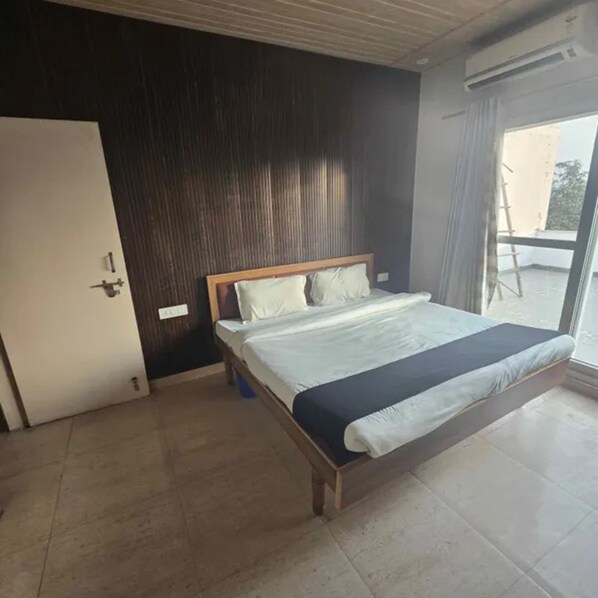 Egyptian cotton sheets, premium bedding, in-room safe, free WiFi - Fabhotel 9 Palm (Dehradun)