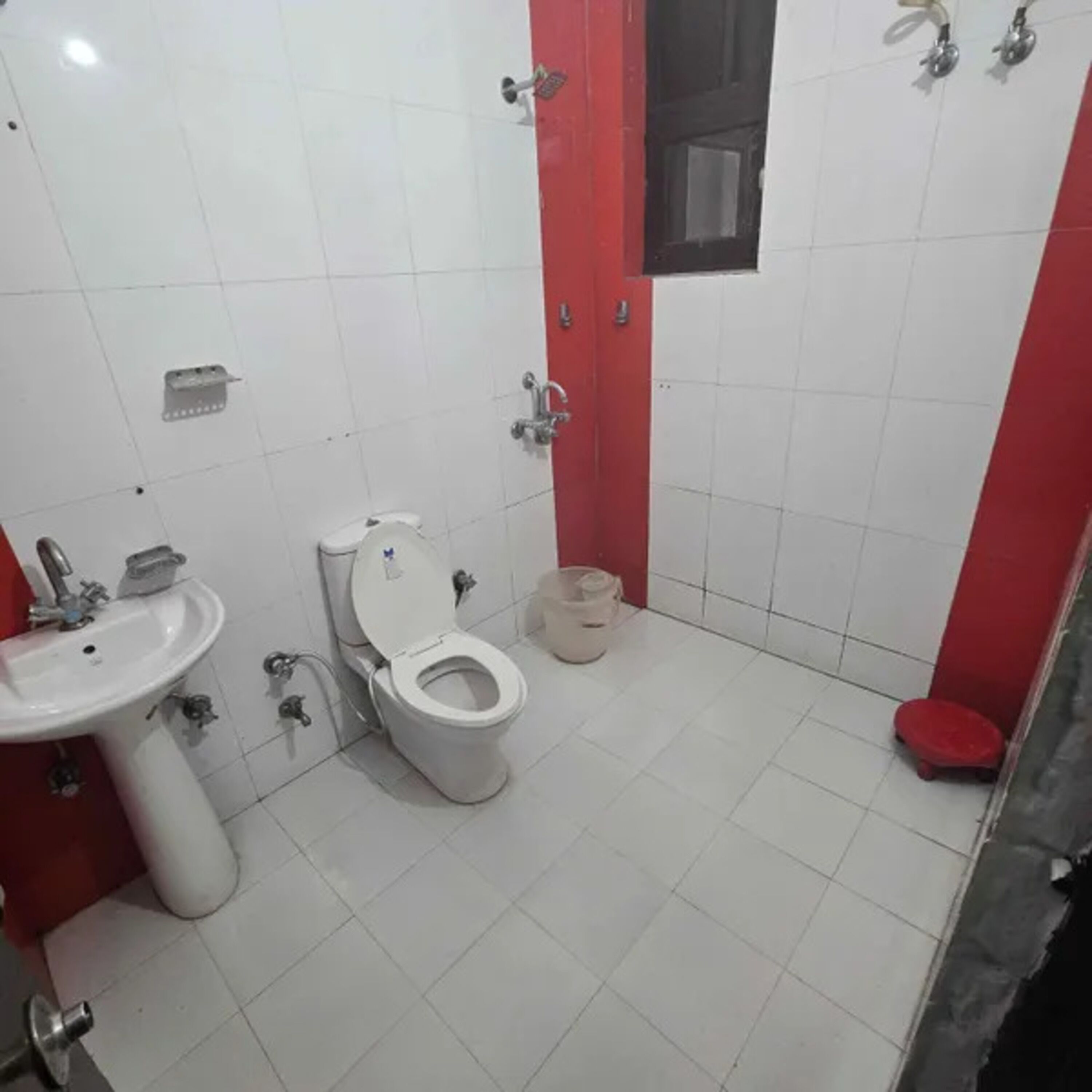 Premium kamer | Badkamer | Een douche, een regendouche, gratis toiletartikelen, handdoeken