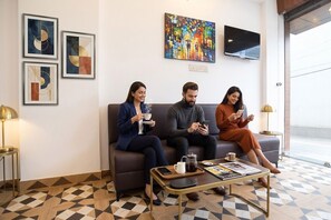 Lobby sitting area - Fabhotel Shivay (Indore)