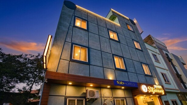 Un hôtel à plusieurs étages, doté d’une façade moderne, de nombreuses fenêtres et d’une enseigne indiquant « fab hotels ».
