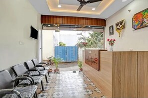Lobby sitting area - Fabhotel Shivay (Indore)
