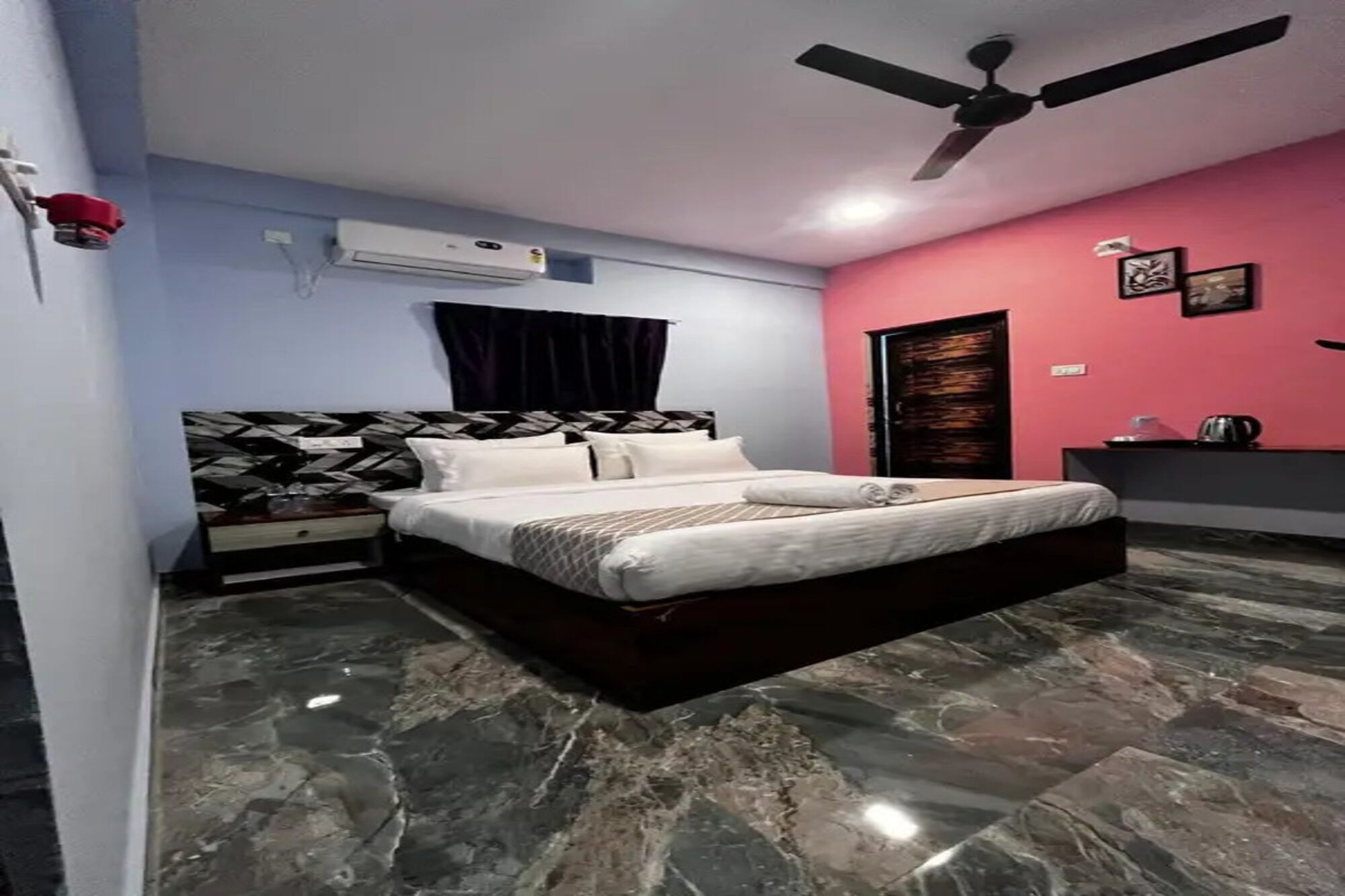 Egyptian cotton sheets, premium bedding, in-room safe, free WiFi