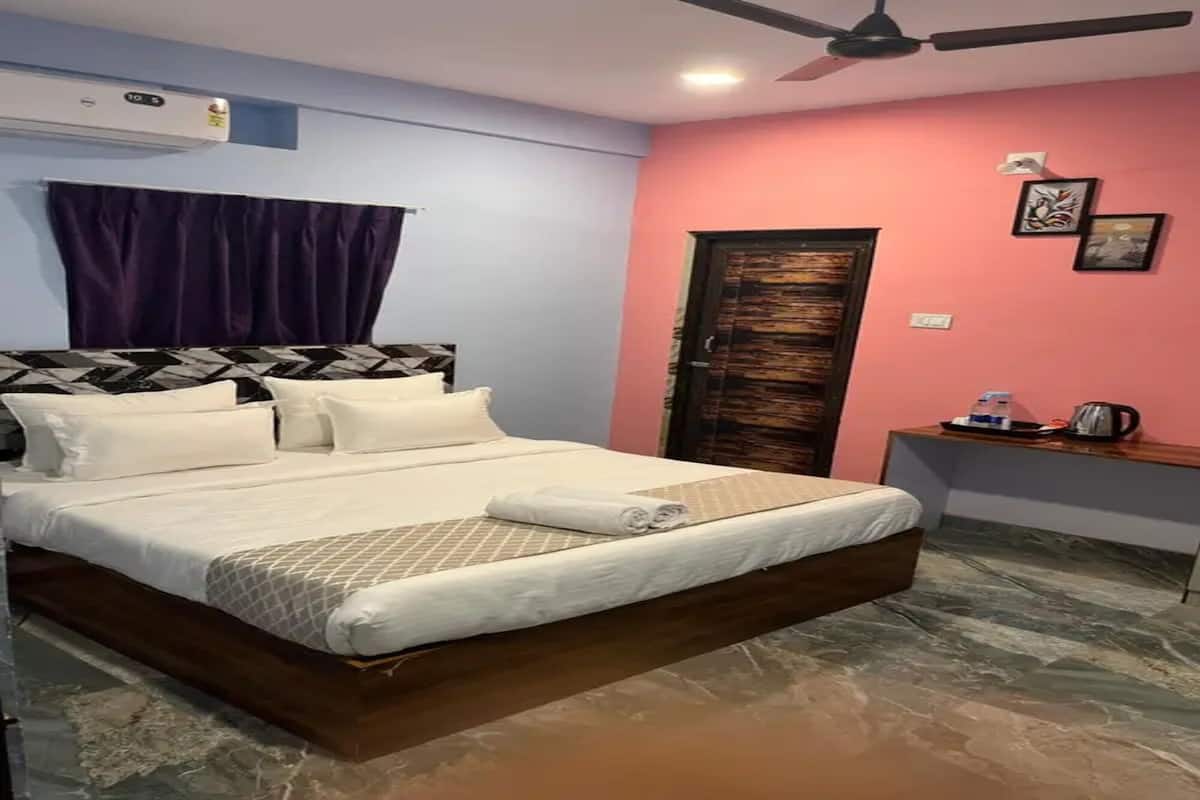 Egyptian cotton sheets, premium bedding, in-room safe, free WiFi