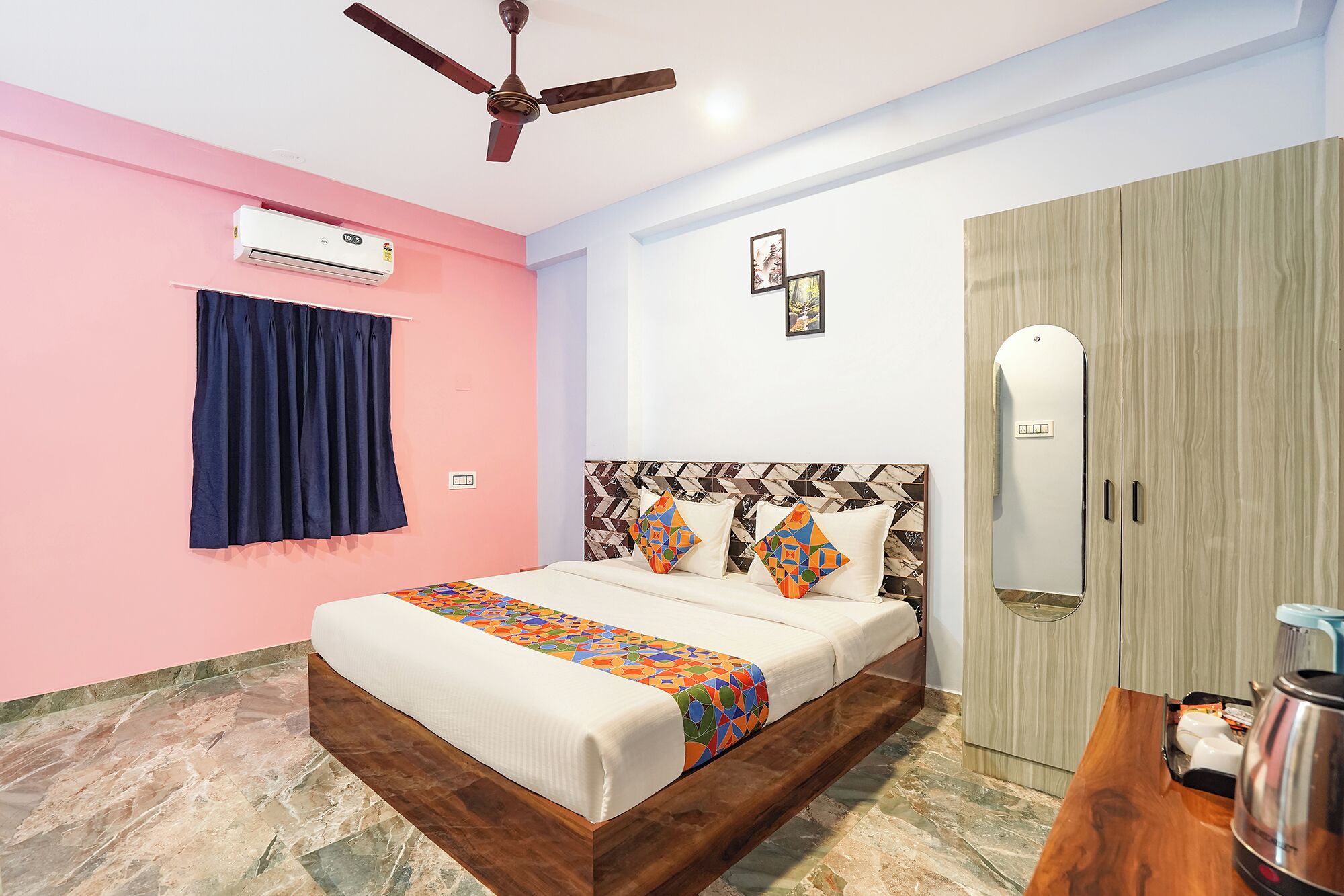 Egyptian cotton sheets, premium bedding, in-room safe, free WiFi