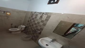 Shower, rainfall showerhead, free toiletries, towels