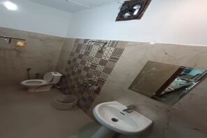 Shower, rainfall showerhead, free toiletries, towels - Fabhotel Royal Om River Resort (Dehradun)