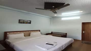 ملاءات من القطن المصري وأغطية فراش متميزة وخزنة داخل الغرفة