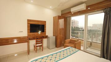 Egyptian cotton sheets, premium bedding, in-room safe, free WiFi