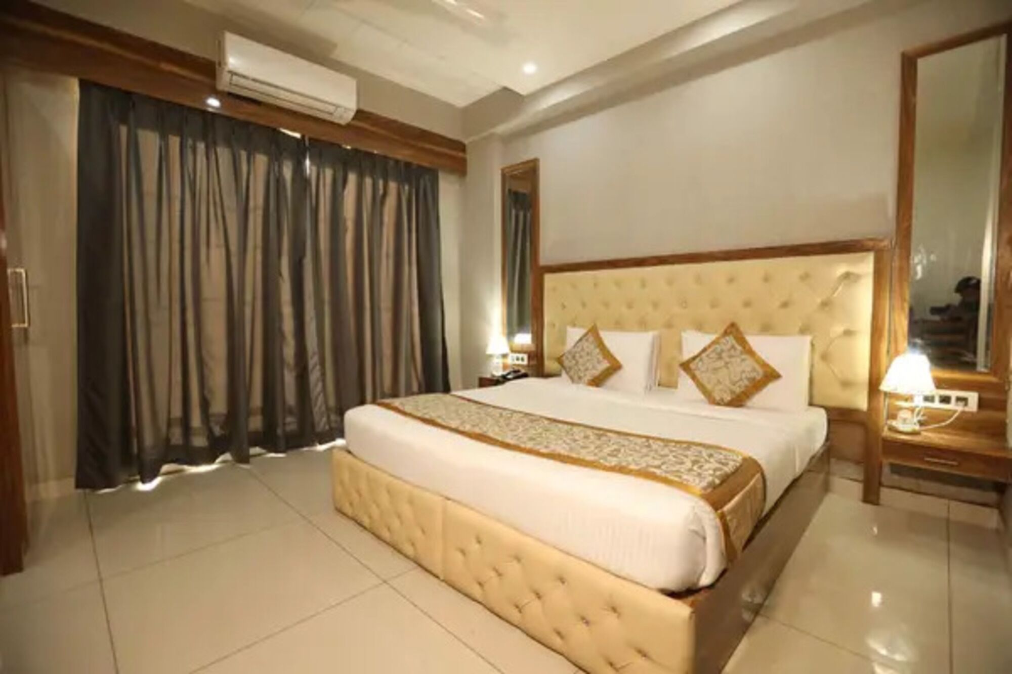 ملاءات من القطن المصري وأغطية فراش متميزة وخزنة داخل الغرفة