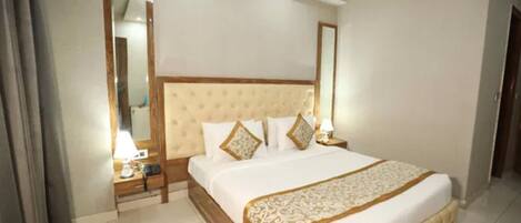 Egyptian cotton sheets, premium bedding, in-room safe, free WiFi