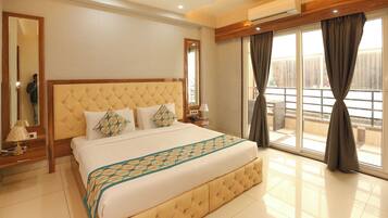 Egyptian cotton sheets, premium bedding, in-room safe, free WiFi