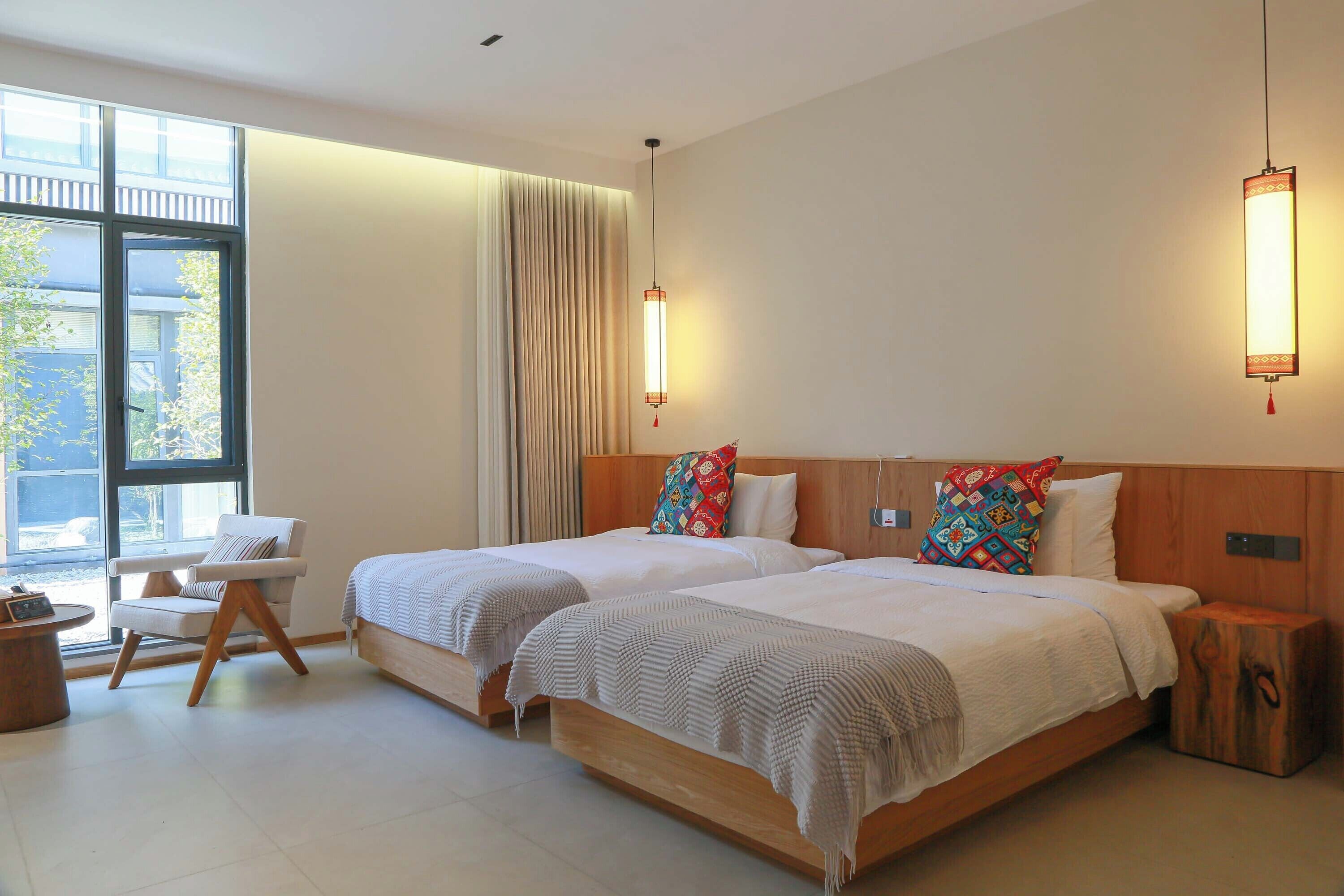 Habitación senior con 2 camas individuales, vista al patio | Cortinas blackout, insonorización y tabla de planchar con plancha 