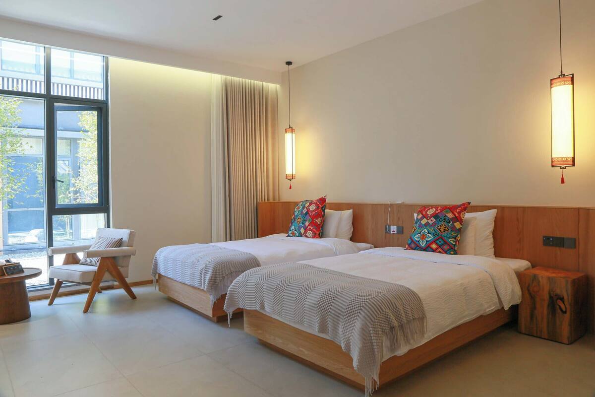 Habitación senior con 2 camas individuales, vista al patio | Cortinas blackout, insonorización y tabla de planchar con plancha