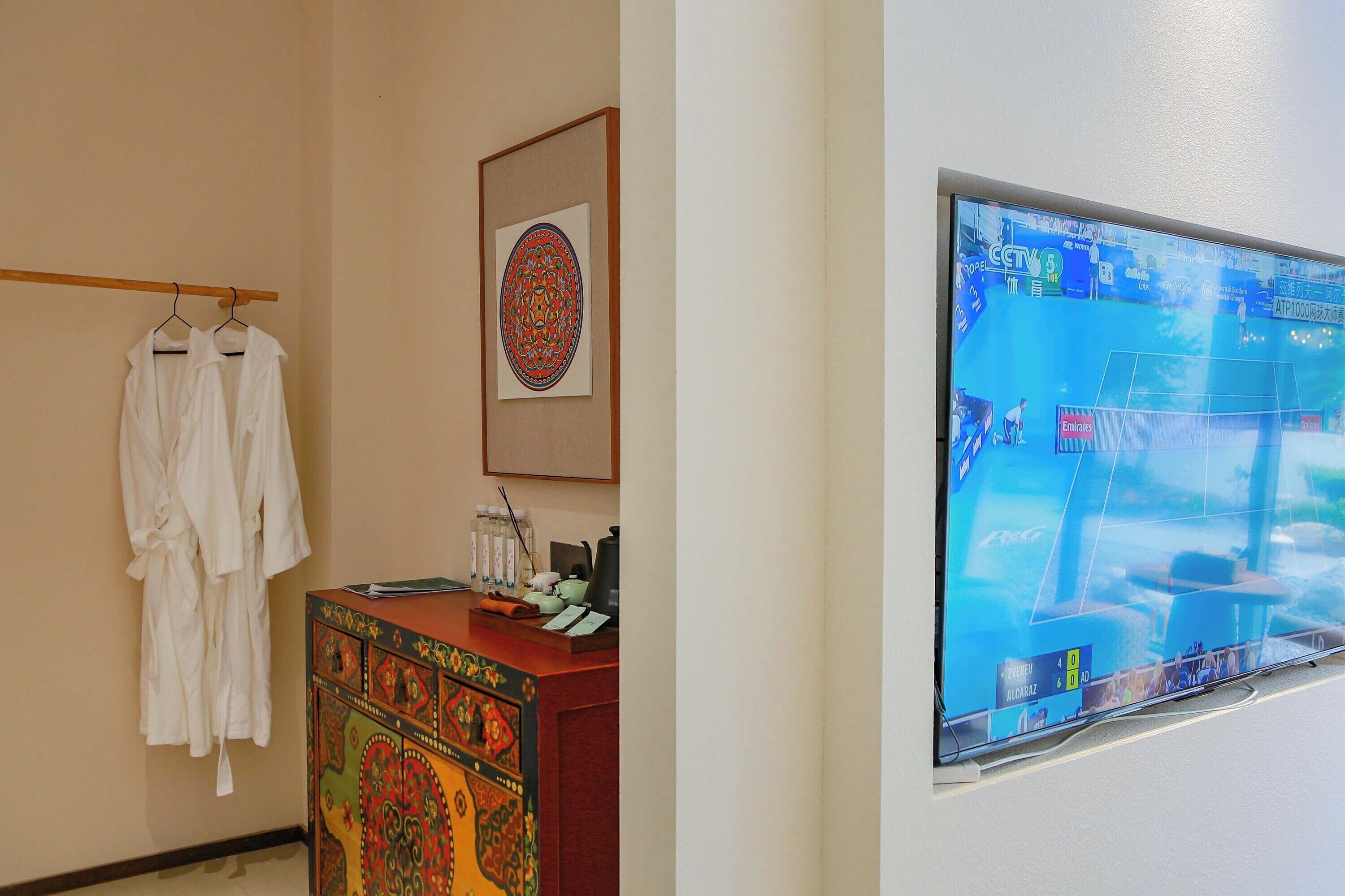 Signature Twin Room, Courtyard View | Living area | Printers