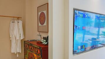 Signature Twin Room, Courtyard View | Living area | Printers