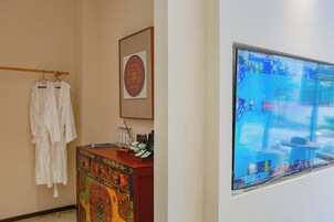 特色双床房, 庭院景观 | 起居区 | 打印机