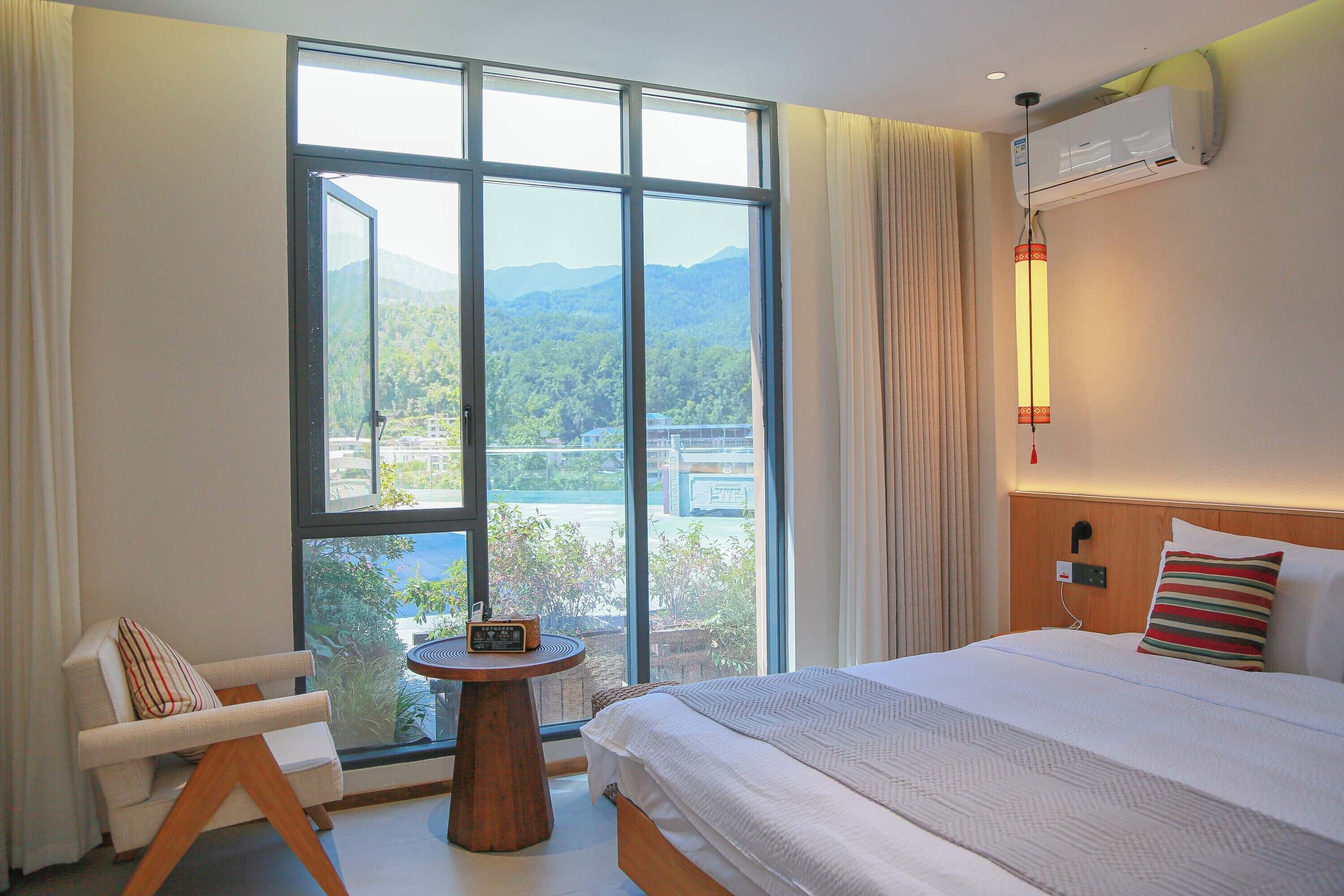 Habitación doble estándar, vista al patio | Cortinas blackout, insonorización y tabla de planchar con plancha 