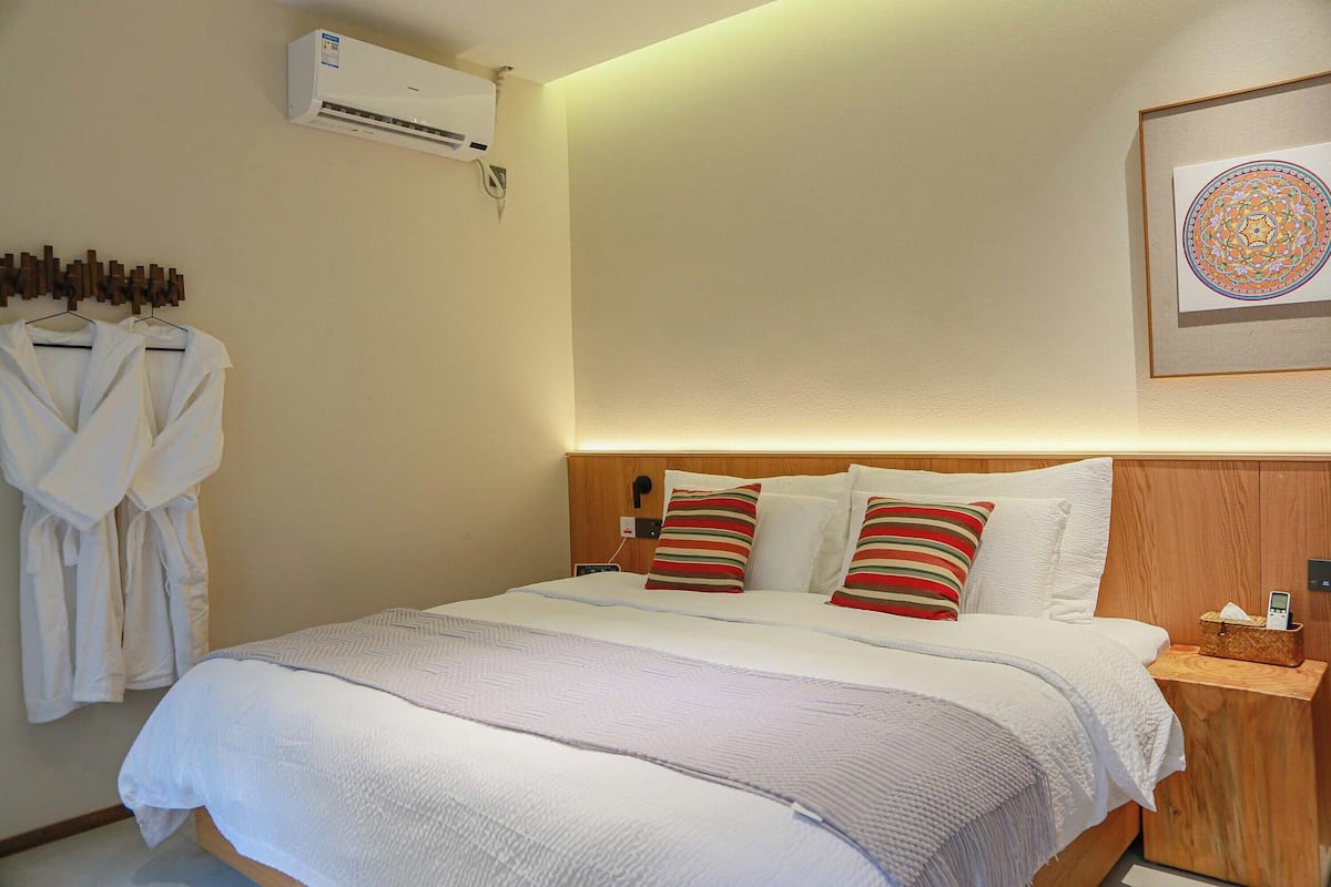 Habitación doble clásica, vista al patio | Cortinas blackout, insonorización y tabla de planchar con plancha