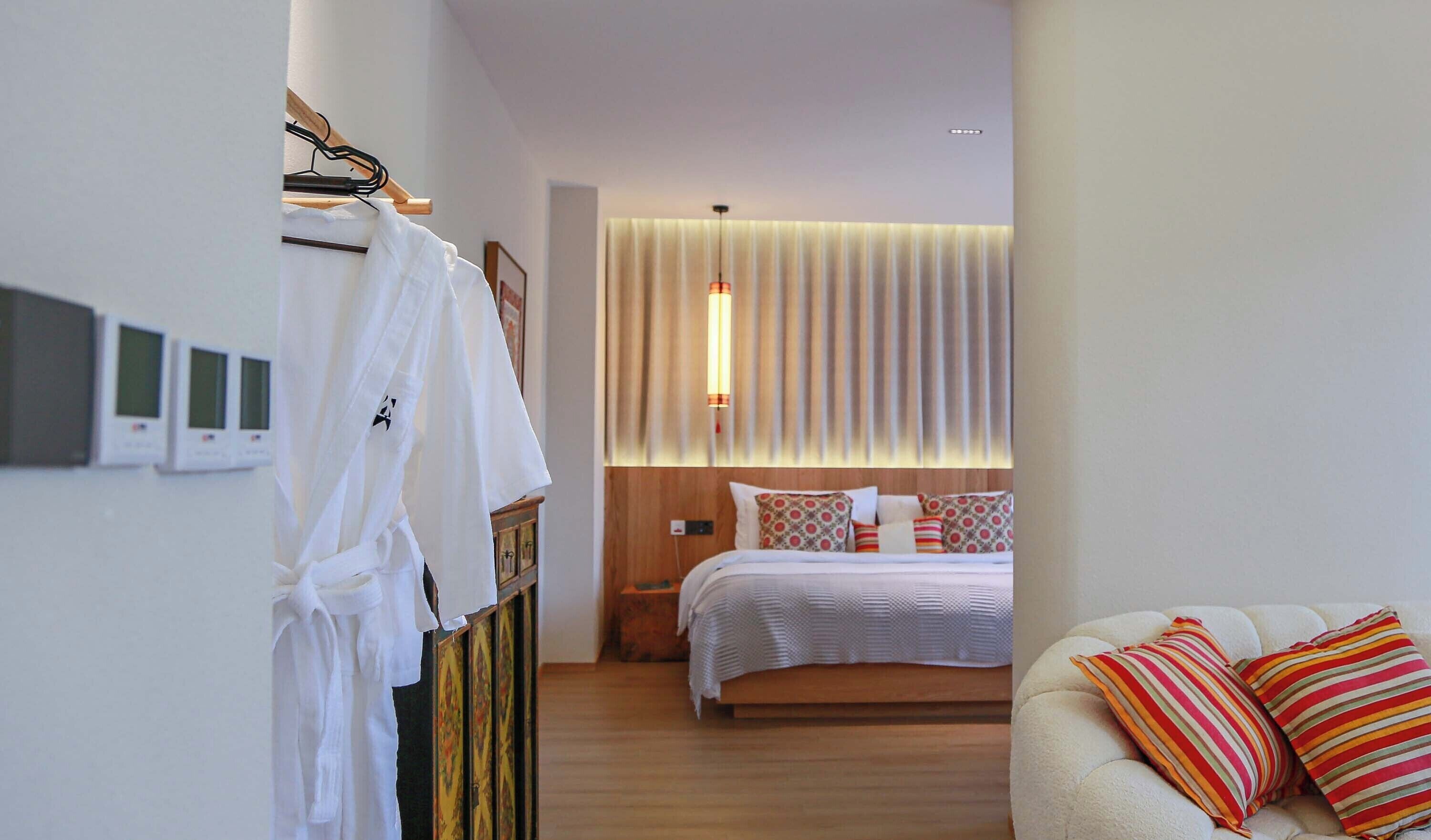 Suite estudio senior, vista al patio | Área de sala de estar | Impresora 