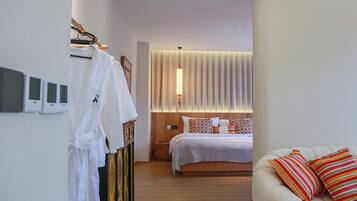 Suite estudio senior, vista al patio | Área de sala de estar | Impresora