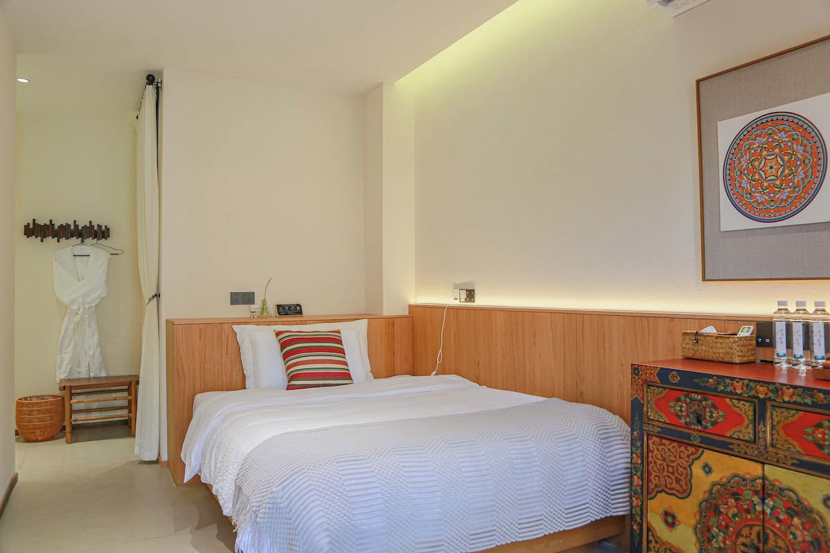 Habitación básica doble, vista al patio | Cortinas blackout, insonorización y tabla de planchar con plancha