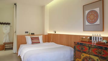 Kahden hengen perushuone, näköala pihalle | Pimennysverhot, äänieristys, silitysrauta/-lauta, ilmainen Wi-Fi