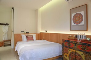 Habitación básica doble, vista al patio | Cortinas blackout, insonorización y tabla de planchar con plancha 