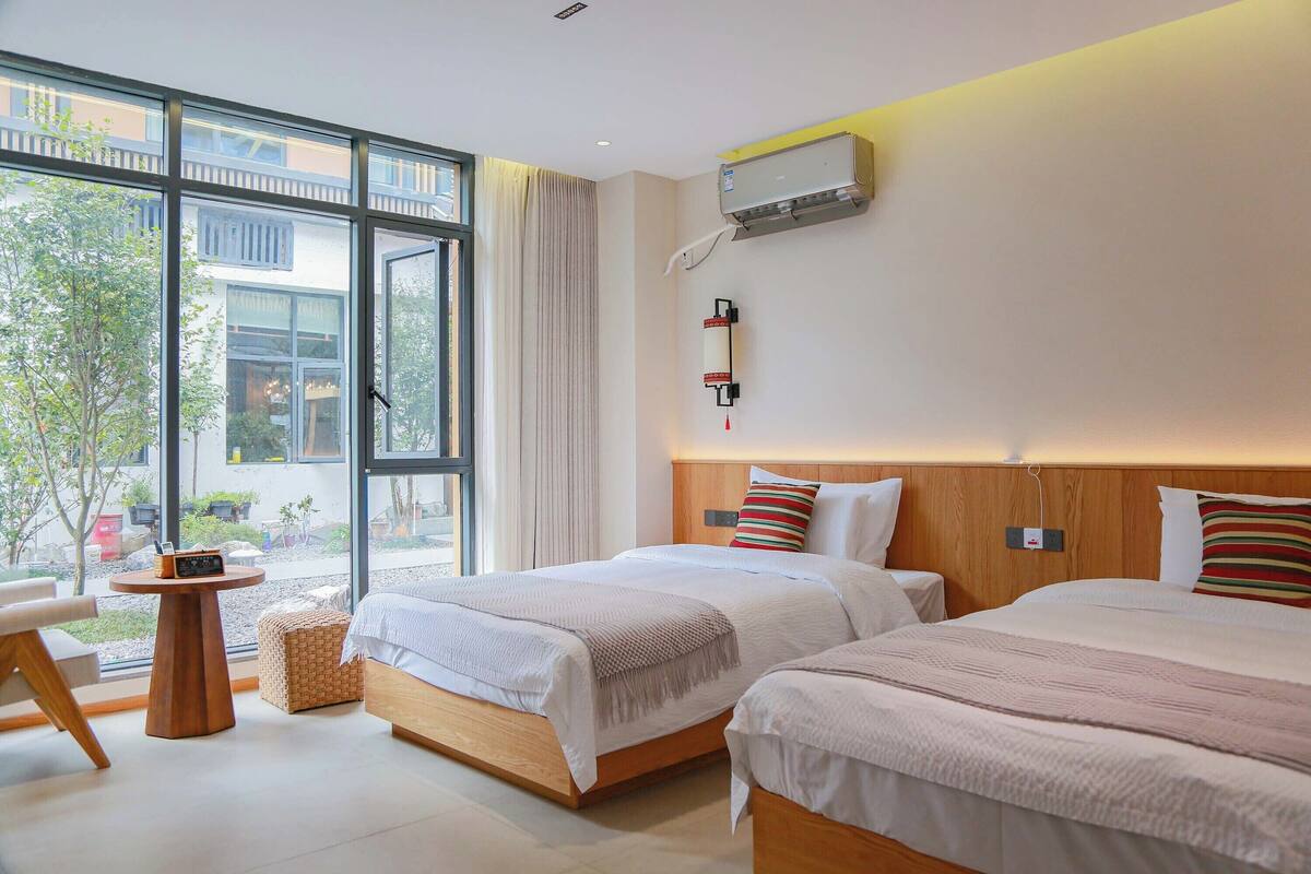 Phòng 2 giường đơn có thiết kế đặc trưng, quang cảnh sân vườn | Màn/rèm cản sáng, phòng cách âm, bàn ủi/dụng cụ ủi quần áo 