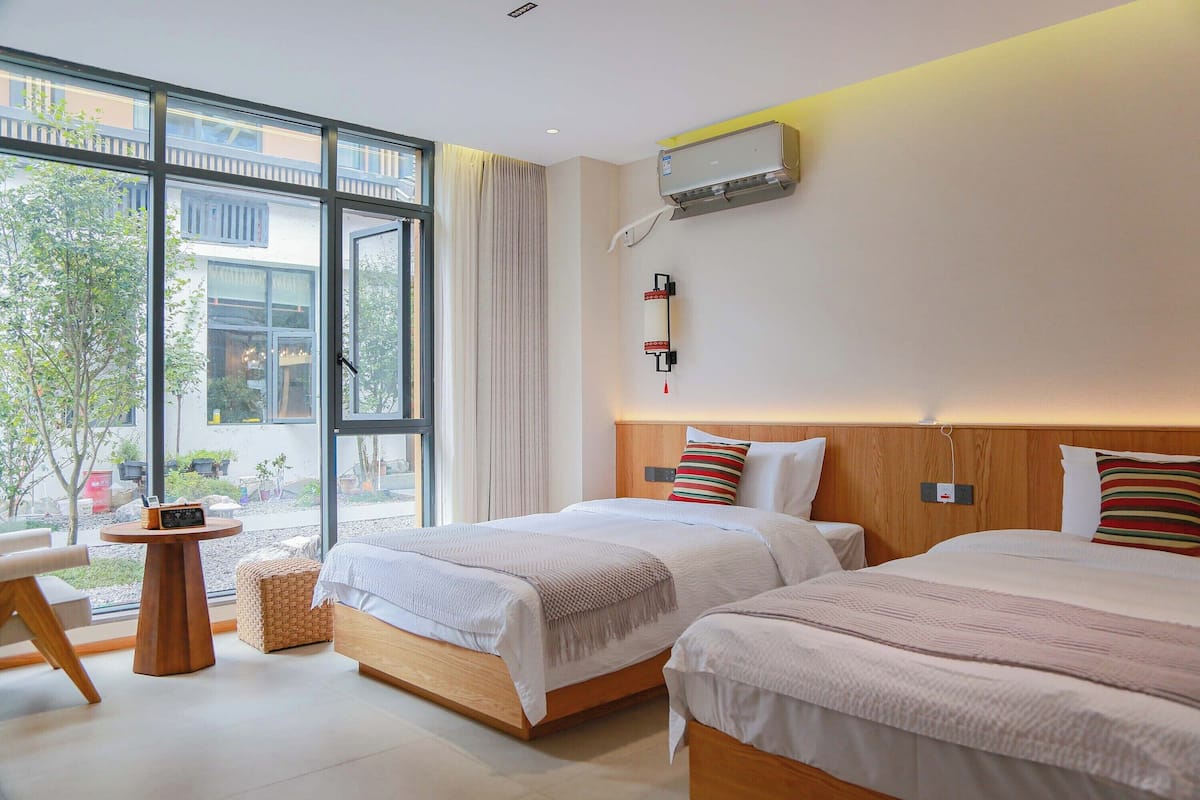 Habitación Prestigio con 2 camas individuales, vista al patio | Cortinas blackout, insonorización y tabla de planchar con plancha