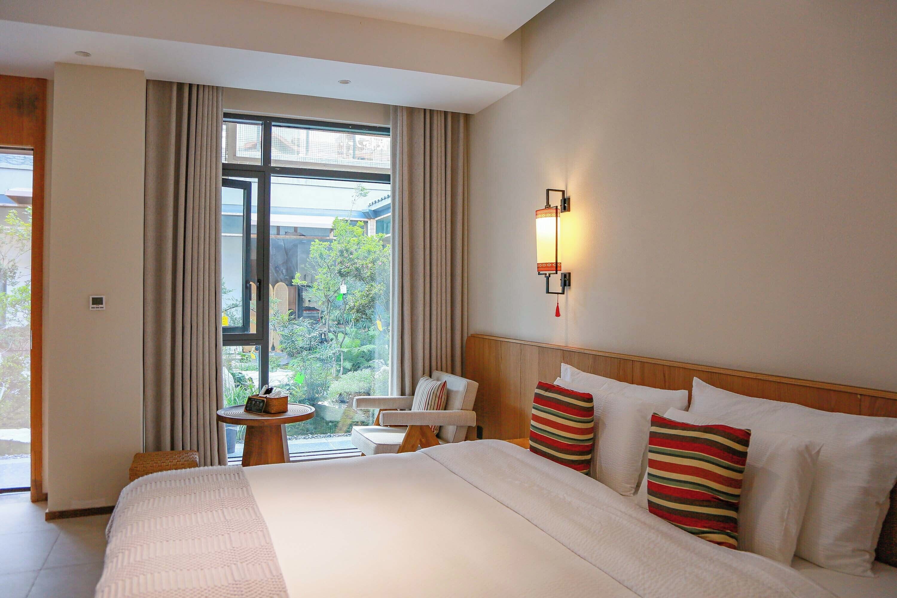 Habitación doble Prestigio, vista al patio | Cortinas blackout, insonorización y tabla de planchar con plancha 