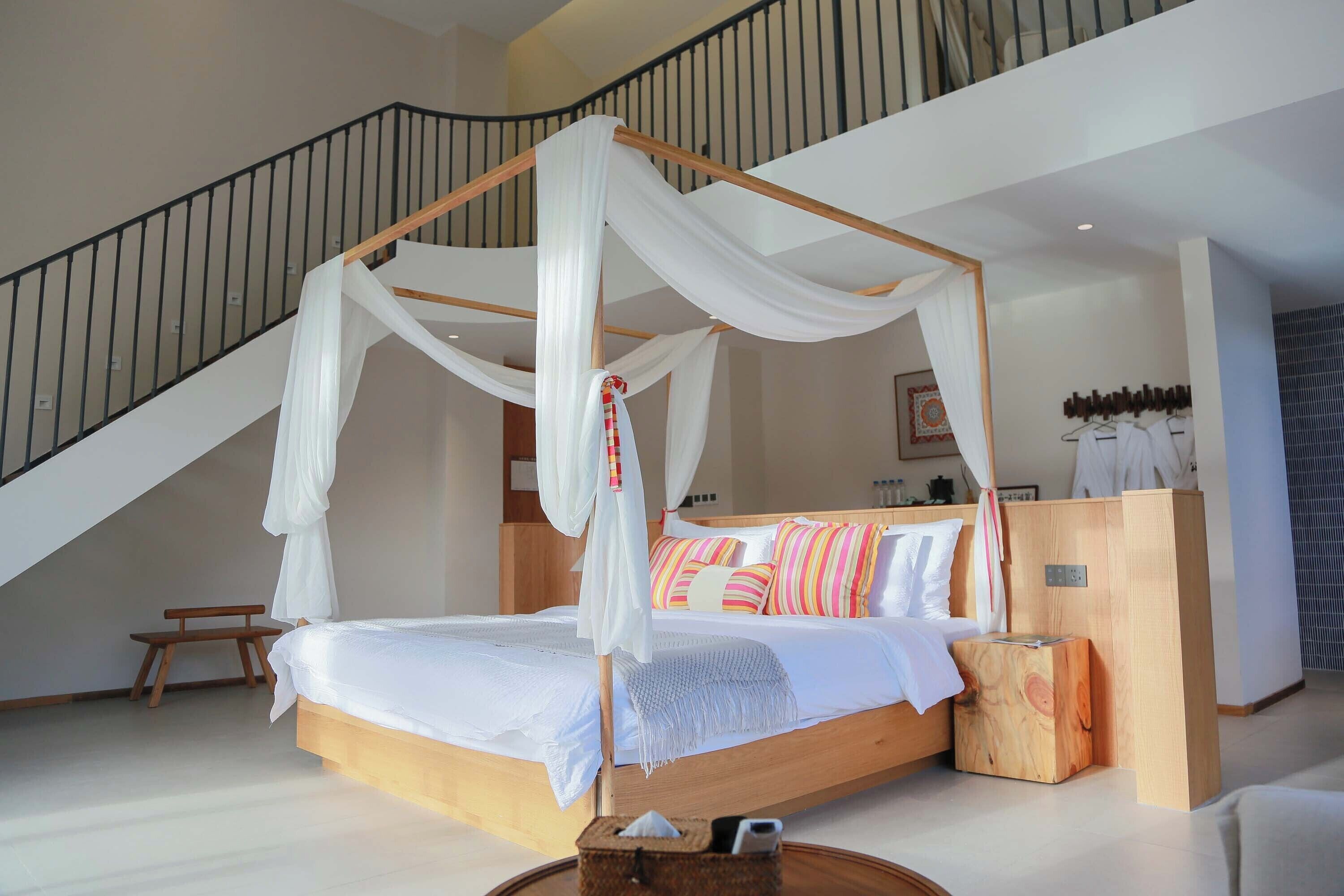 Suite estudio superior, vista al patio | Cortinas blackout, insonorización y tabla de planchar con plancha 