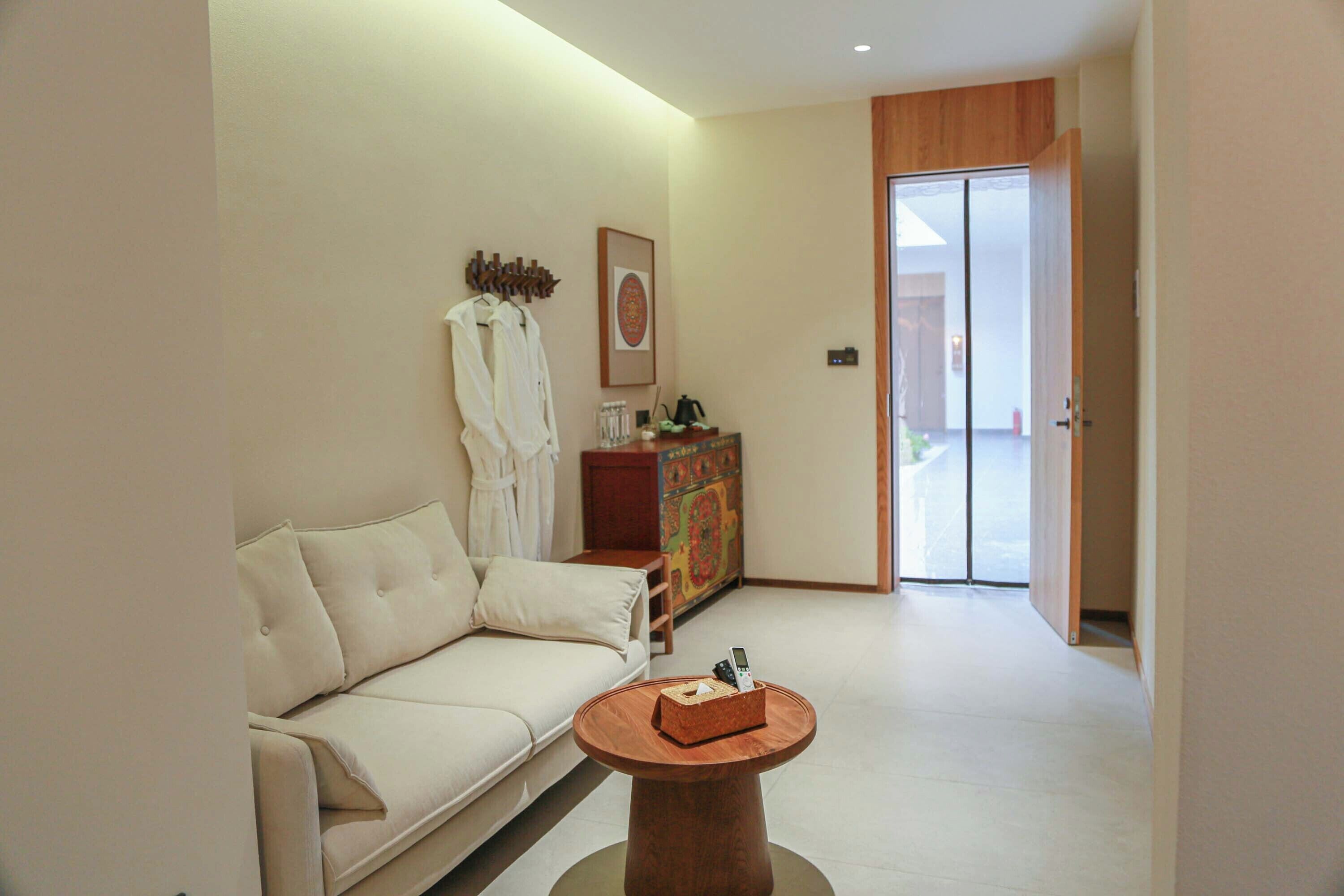 Standard Twin Room, Courtyard View | Living area