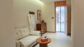 Standard Twin Room, Courtyard View | Living area