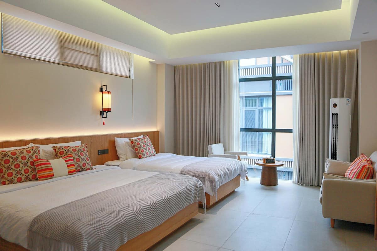 Habitación superior con 2 camas individuales, vista al patio | Cortinas blackout, insonorización y tabla de planchar con plancha