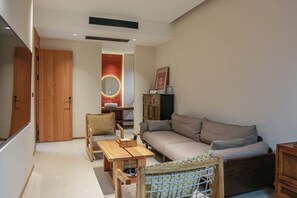 Business Studio Suite, Courtyard View | Living area | Printers