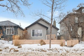 Exterior -  5 Mins Walk to Royal Alex, LRT, Com.W Stadium & DT! Family-Sized Entire House. (Edmonton)