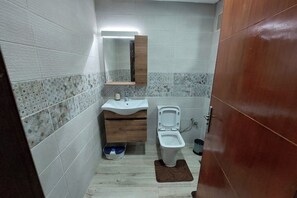 Shower, hair dryer, towels, soap - Spacious 120 m² apartment - Downtown | IPTV - Wi-Fi - Netflix (Kenitra)