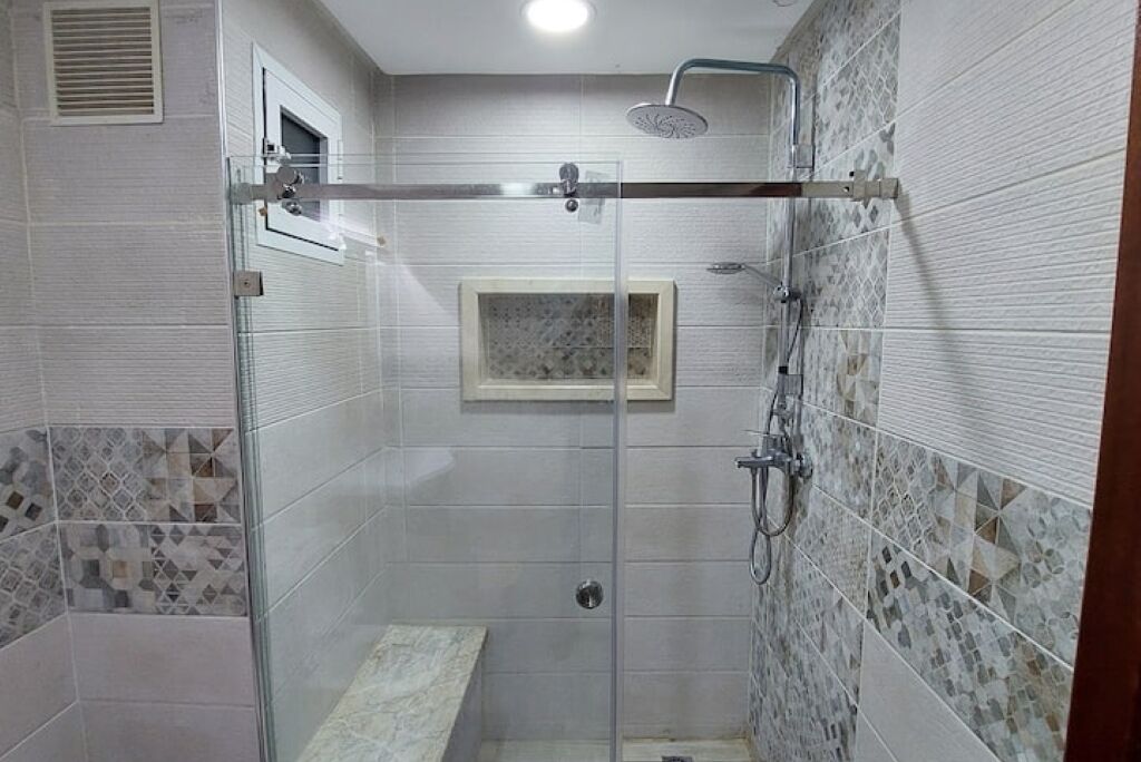 Douche, sèche-cheveux, serviettes fournies, savon