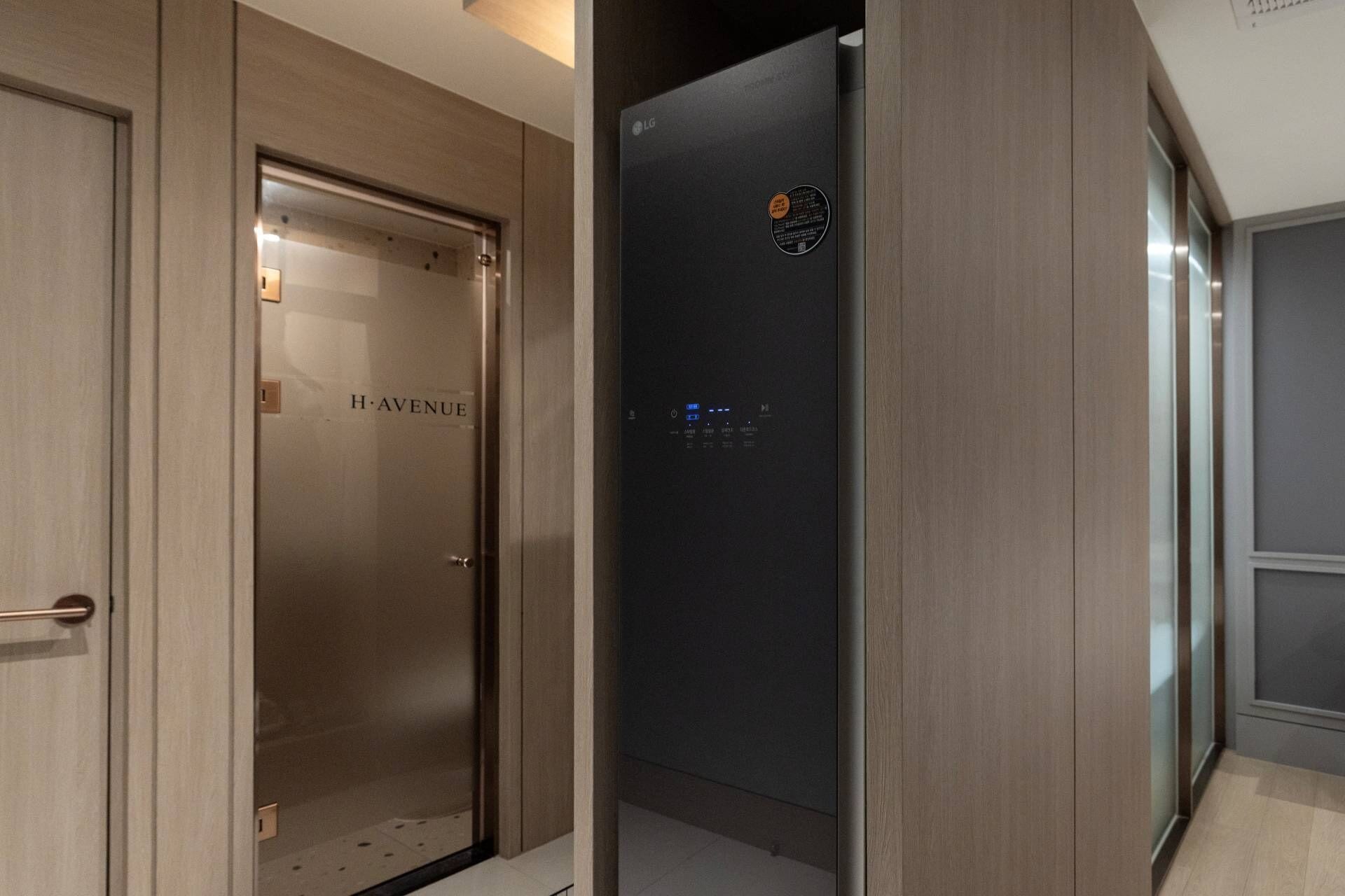 Avenue Deluxe | Premium bedding, blackout drapes, free WiFi, bed sheets