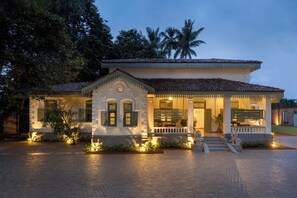 المنشأة من الخارج